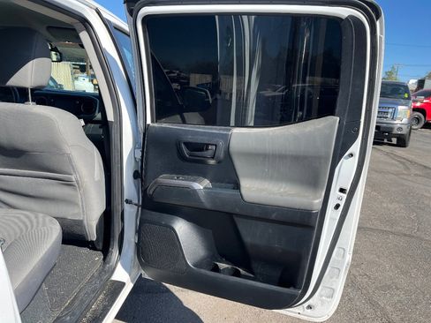 Used 2016 Toyota Tacoma SR5 w/ SR5 Appearance Package (SN) image 16