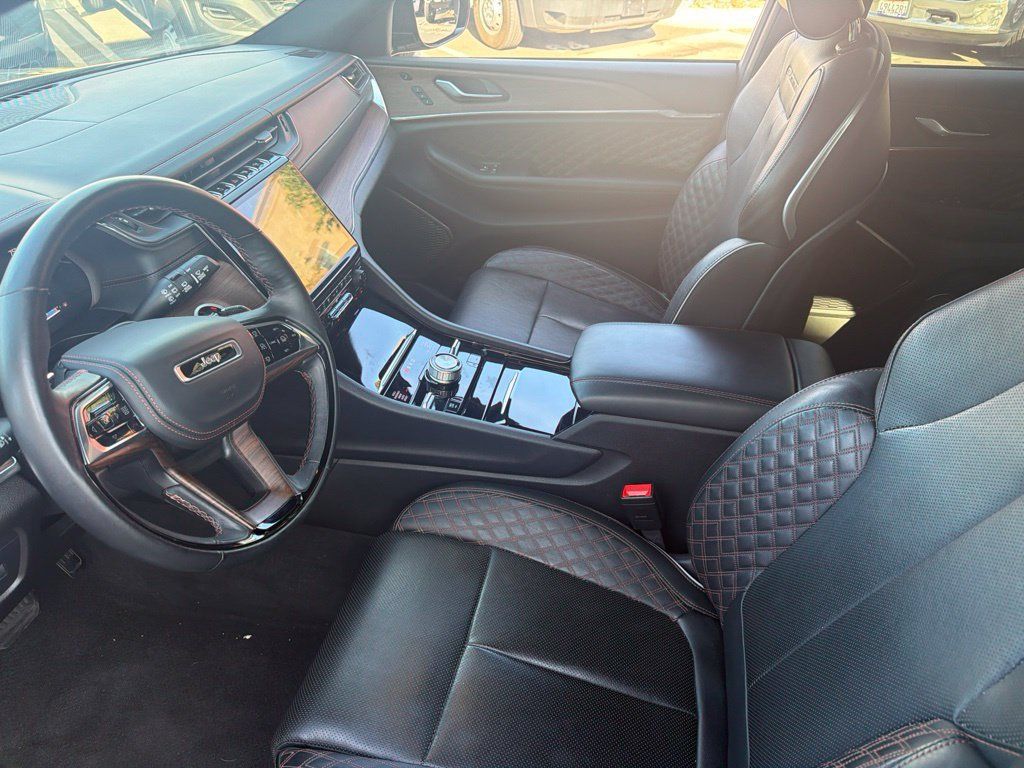 Used 2025 Jeep Grand Cherokee Summit w/ Obsidian Package AWD/4WD image 11
