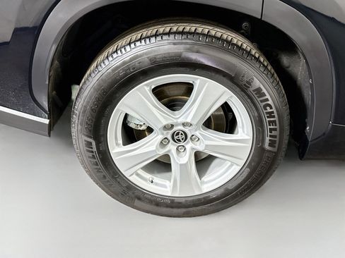 Used 2025 Toyota Highlander LE FWD image 33