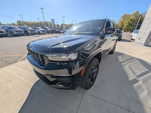 New 2025 Jeep Grand Cherokee Limited w/ Black Appearance Package image 8