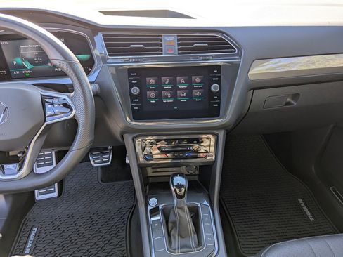 Certified 2022 Volkswagen Tiguan SE R-Line image 18