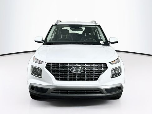 Used 2025 Hyundai Venue SEL FWD image 2