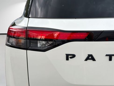 Used 2022 Nissan Pathfinder SL w/ SL Black Package FWD image 10