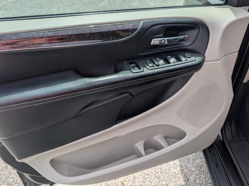 Used 2012 Chrysler Town & Country Touring w/ Entertainment Group #1 FWD image 13