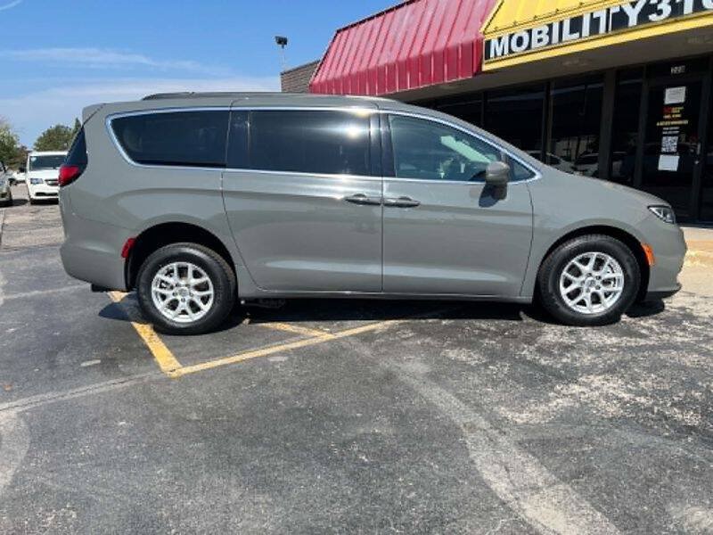 Used 2022 Chrysler Pacifica Touring-L FWD image 4