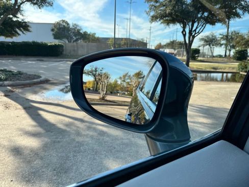 Used 2018 Chrysler Pacifica Touring-L FWD image 27