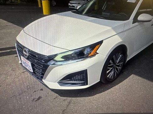 Used 2023 Nissan Altima 2.5 SV FWD image 2