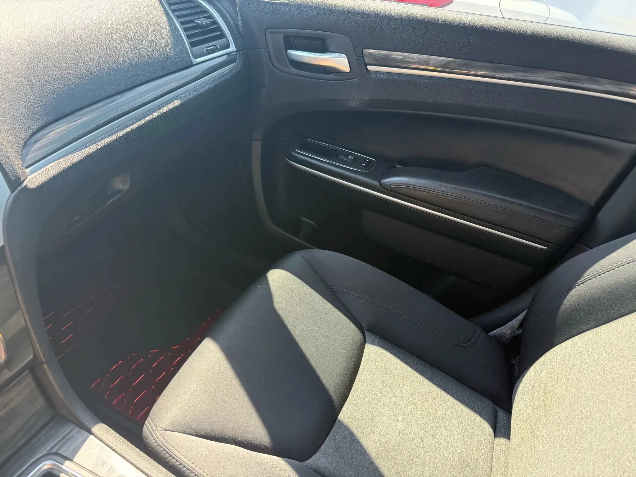 Used 2020 Chrysler 300 Touring w/ Chrome Appearance Package RWD image 14