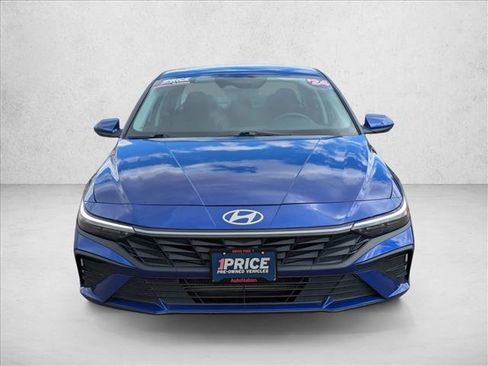 Used 2024 Hyundai Elantra SE FWD image 2