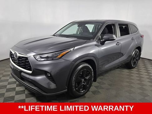 Used 2023 Toyota Highlander LE FWD image 3