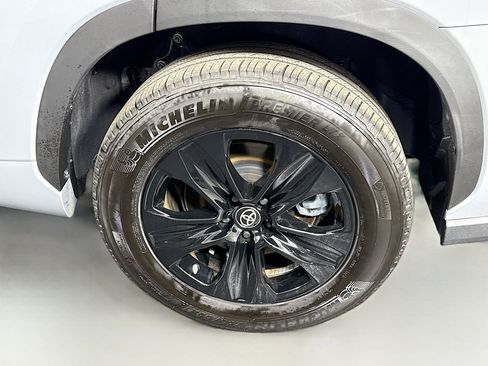 Used 2024 Toyota Highlander XLE image 37