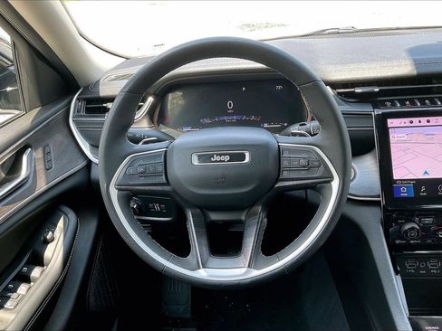 Used 2023 Jeep Grand Cherokee L Limited AWD/4WD image 9