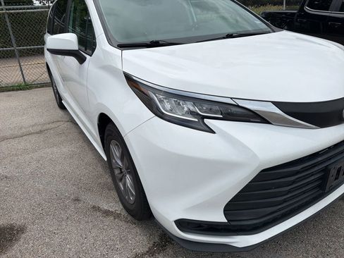 Used 2023 Toyota Sienna LE FWD image 3
