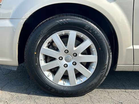 Used 2015 Chrysler Town & Country Touring w/ Driver Convenience Group FWD image 10