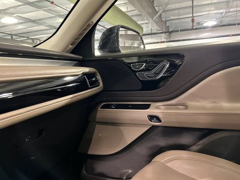 Used 2024 Lincoln Aviator AWD w/ Premium Package image 18