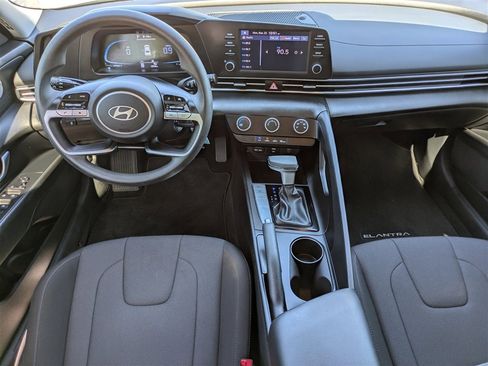 Used 2024 Hyundai Elantra SE image 14