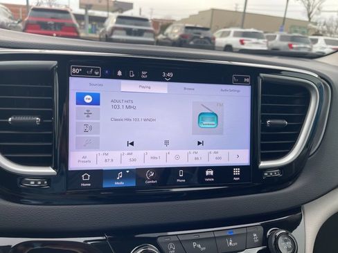 Used 2024 Chrysler Pacifica Touring-L image 23