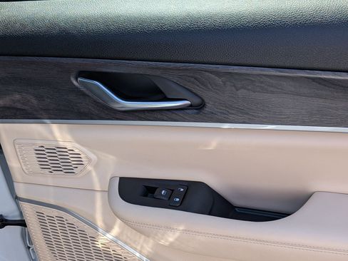 Used 2023 Jeep Grand Cherokee L Limited w/ Black Appearance Package image 31