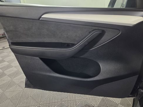 Used 2024 Tesla Model Y Long Range AWD/4WD image 21
