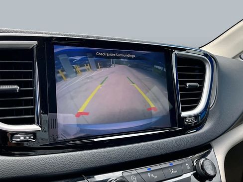 Used 2024 Chrysler Pacifica Touring-L FWD image 27