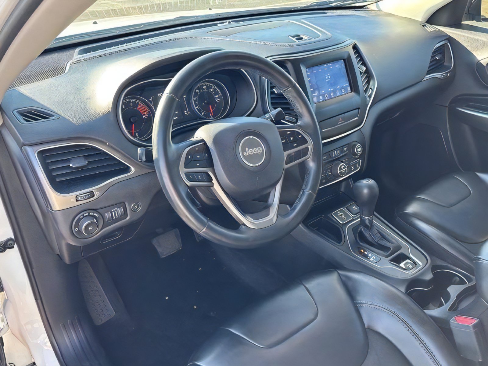 Used 2019 Jeep Cherokee Latitude Plus w/ Comfort/Convenience Group FWD image 20