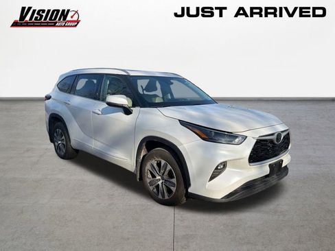 Used 2022 Toyota Highlander XLE image 3