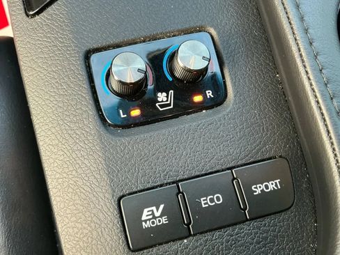 Used 2016 Toyota Avalon Limited w/ Toyota Safety Sense Package image 32