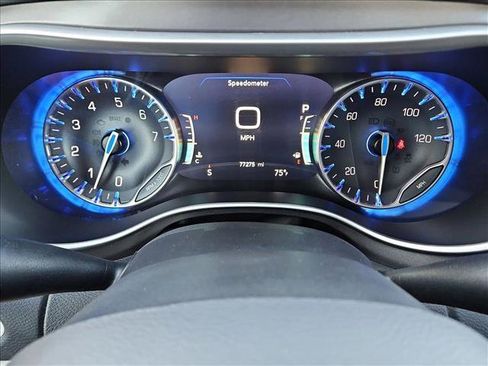 Used 2023 Chrysler Pacifica Touring-L FWD image 17