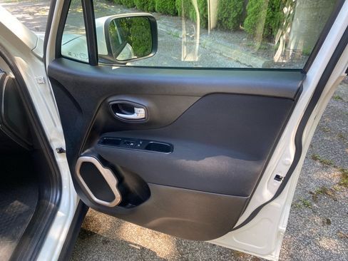 Used 2016 Jeep Renegade Latitude w/ Cold Weather Group FWD image 23