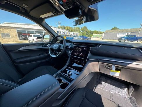New 2025 Jeep Grand Cherokee Laredo X w/ Luxury Tech Group I AWD/4WD image 18