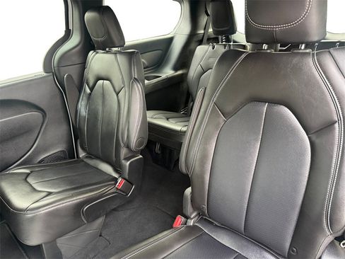 Used 2025 Chrysler Pacifica Select image 14