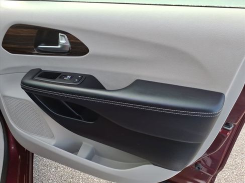 Used 2023 Chrysler Pacifica Limited FWD image 17
