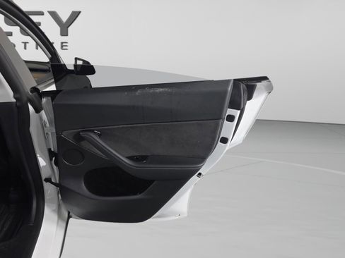 Used 2022 Tesla Model Y Long Range image 26