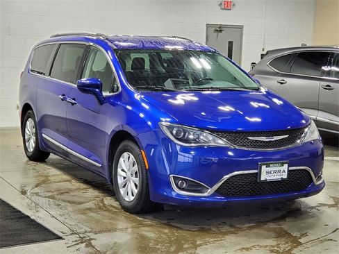 Used 2018 Chrysler Pacifica Touring-L image 3
