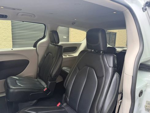 Used 2023 Chrysler Pacifica Touring-L FWD image 29