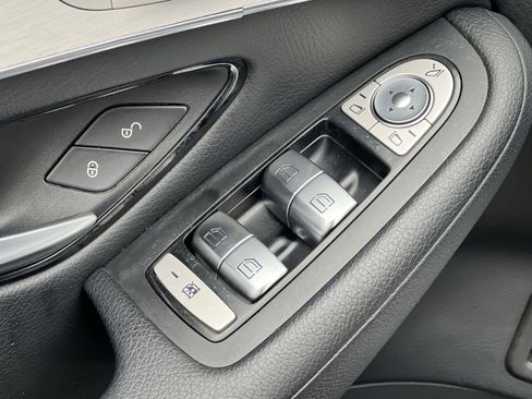 Used 2019 Mercedes-Benz GLC 300 4MATIC image 11