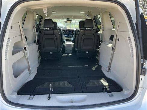Used 2023 Chrysler Pacifica Touring-L FWD image 50