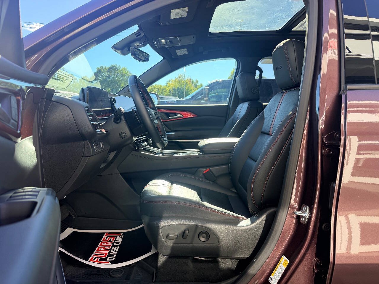 Used 2025 Chevrolet Traverse RS w/ LPO, Floor Liner Package AWD/4WD image 16