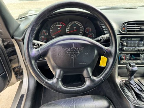 Used 2000 Chevrolet Corvette Coupe w/ Roof Pkg RWD image 23