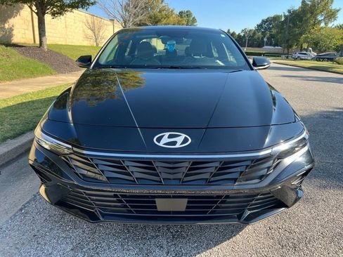Used 2025 Hyundai Elantra Limited FWD image 2