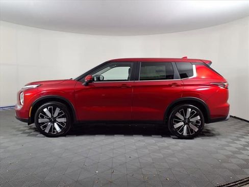 Used 2025 Mitsubishi Outlander SE image 4