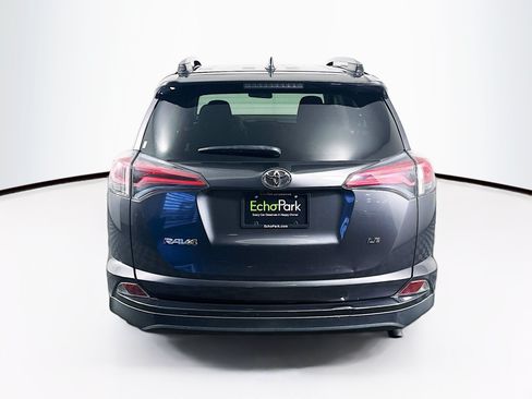 Used 2018 Toyota RAV4 LE FWD image 7