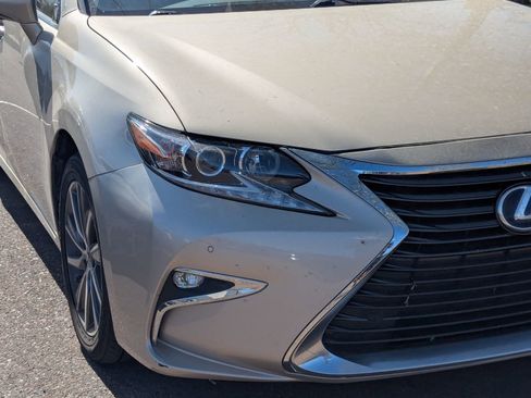 Used 2016 Lexus ES 300h w/ Navigation System Package image 3