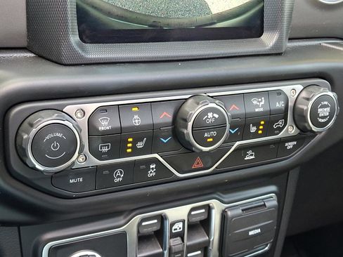 Certified 2022 Jeep Wrangler Unlimited Sport w/ Sun And Sound Package image 17