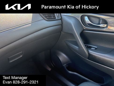 Used 2017 Nissan Rogue SV w/ Sun & Sound Touring Package FWD image 27