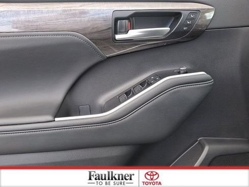 Certified 2025 Toyota Highlander Limited AWD/4WD image 12