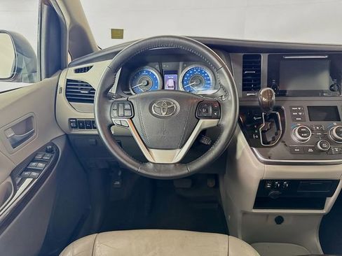 Used 2017 Toyota Sienna XLE image 23