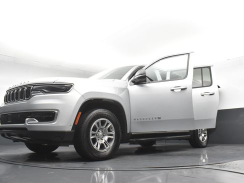 Used 2024 Jeep Wagoneer L 4WD image 36