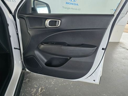 Used 2025 Hyundai Venue SE FWD image 11