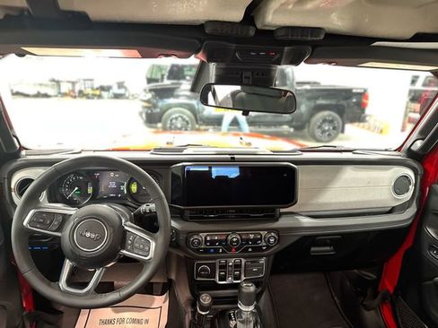 Used 2025 Jeep Wrangler Unlimited Sahara AWD/4WD image 9